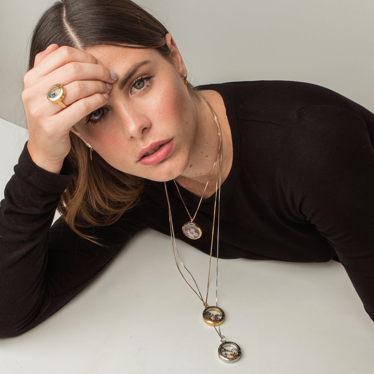 Collares con cofres Nena Gosling en una modelo